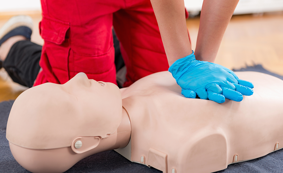 image with a person performing CPR on a fake dummy
