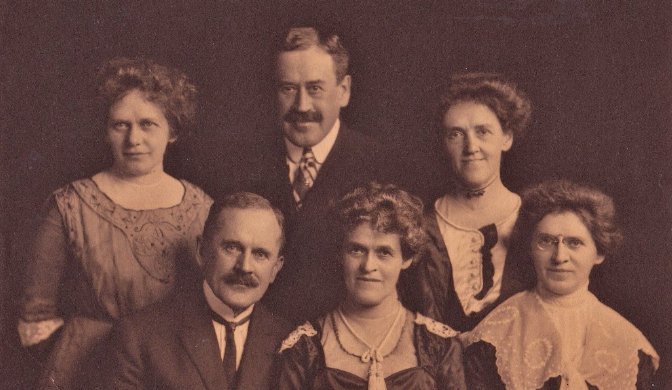A portrait of the Bush family featuring two men and four women